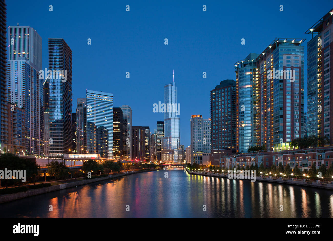 CHICAGO RIVER WALK THE LOOP DOWNTOWN SKYLINE CHICAGO ILLINOIS USA Stock ...