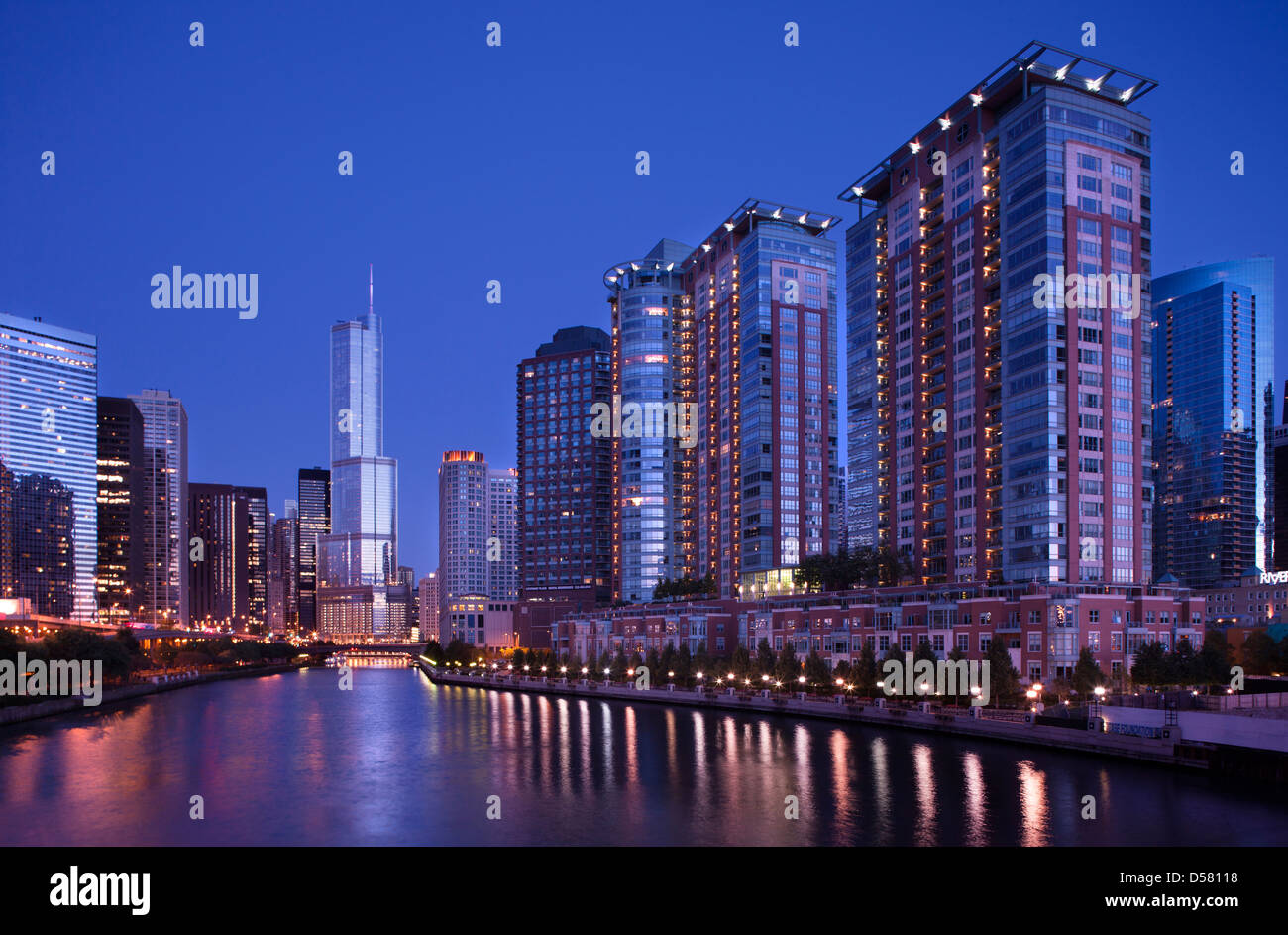 CHICAGO RIVER WALK THE LOOP DOWNTOWN SKYLINE CHICAGO ILLINOIS USA Stock ...