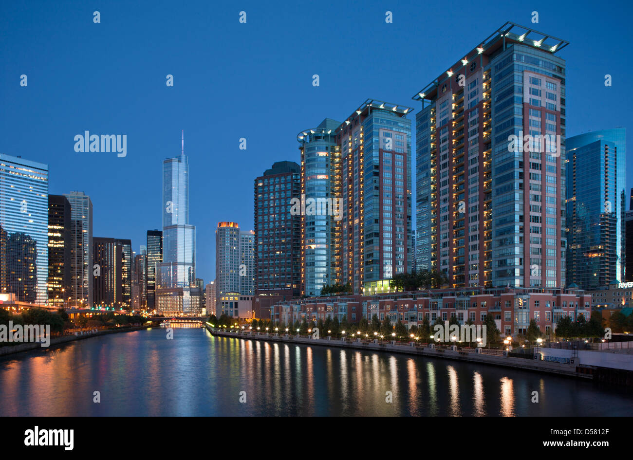 CHICAGO RIVER WALK THE LOOP DOWNTOWN SKYLINE CHICAGO ILLINOIS USA Stock ...