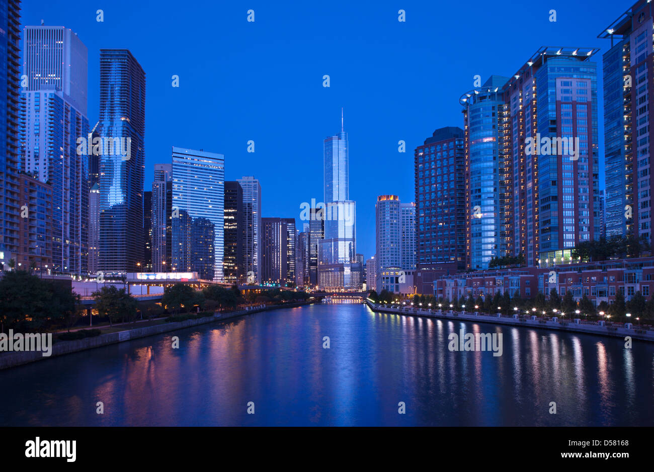 CHICAGO RIVER WALK THE LOOP DOWNTOWN SKYLINE CHICAGO ILLINOIS USA Stock ...
