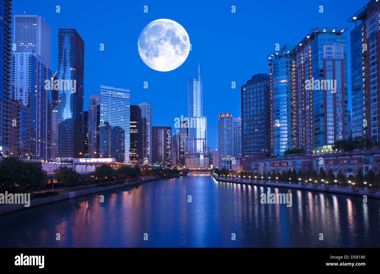 CHICAGO RIVER WALK THE LOOP DOWNTOWN SKYLINE CHICAGO ILLINOIS USA Stock ...