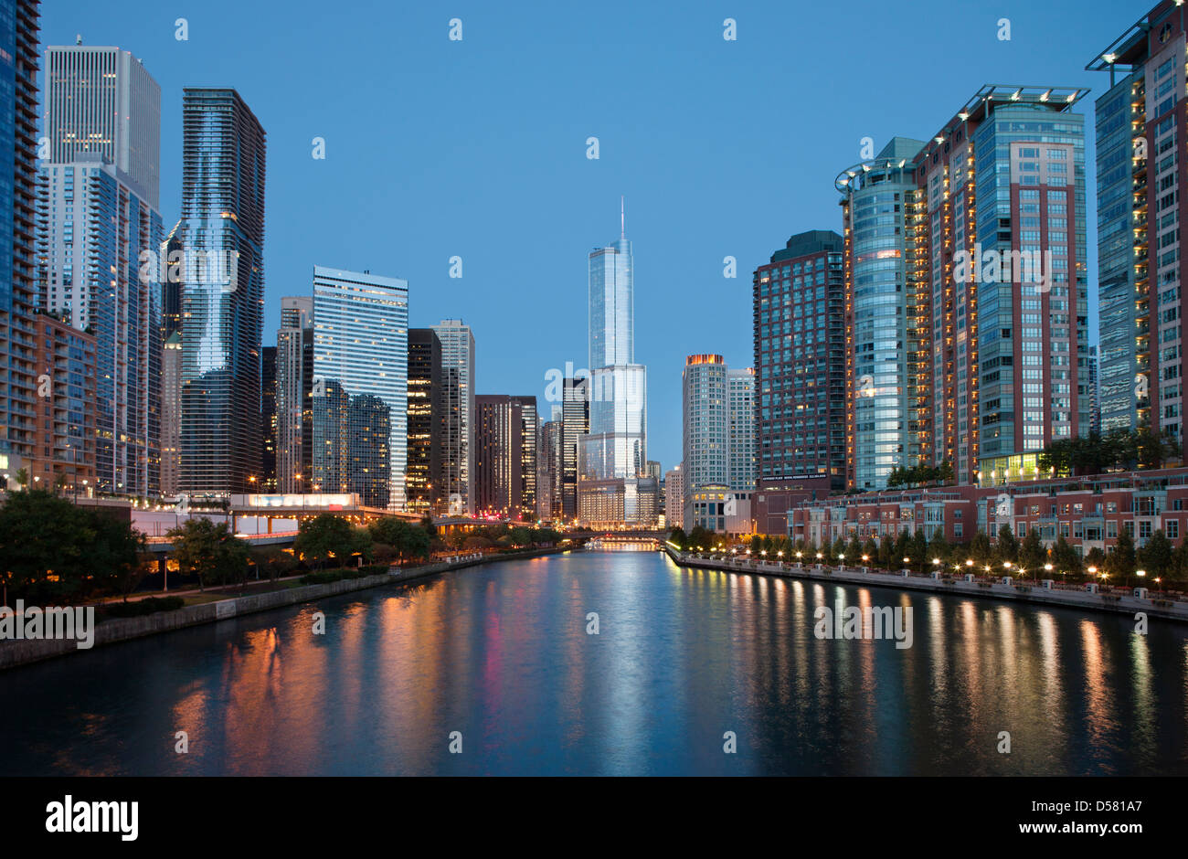 CHICAGO RIVER WALK THE LOOP DOWNTOWN SKYLINE CHICAGO ILLINOIS USA Stock ...