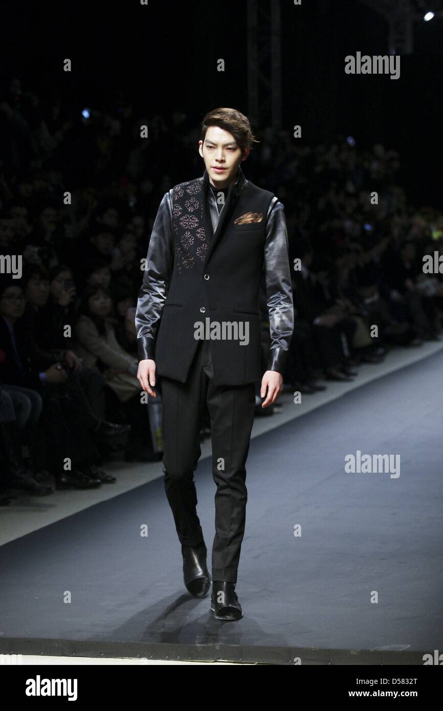 Kim Woo Bin catwalk for VanHart di Albazar during Seoul Fashion Week in ...