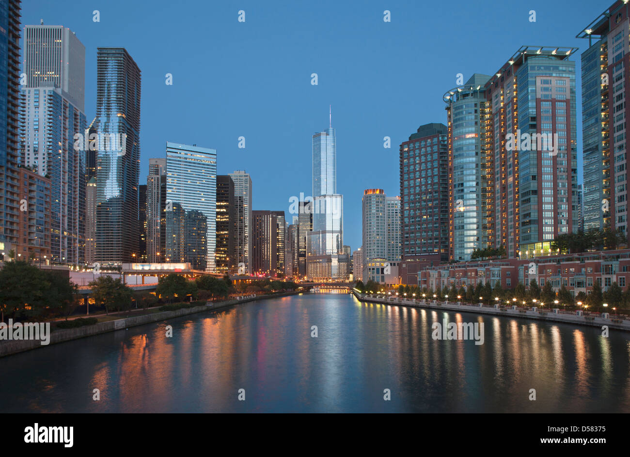 CHICAGO RIVER WALK THE LOOP DOWNTOWN SKYLINE CHICAGO ILLINOIS USA Stock ...