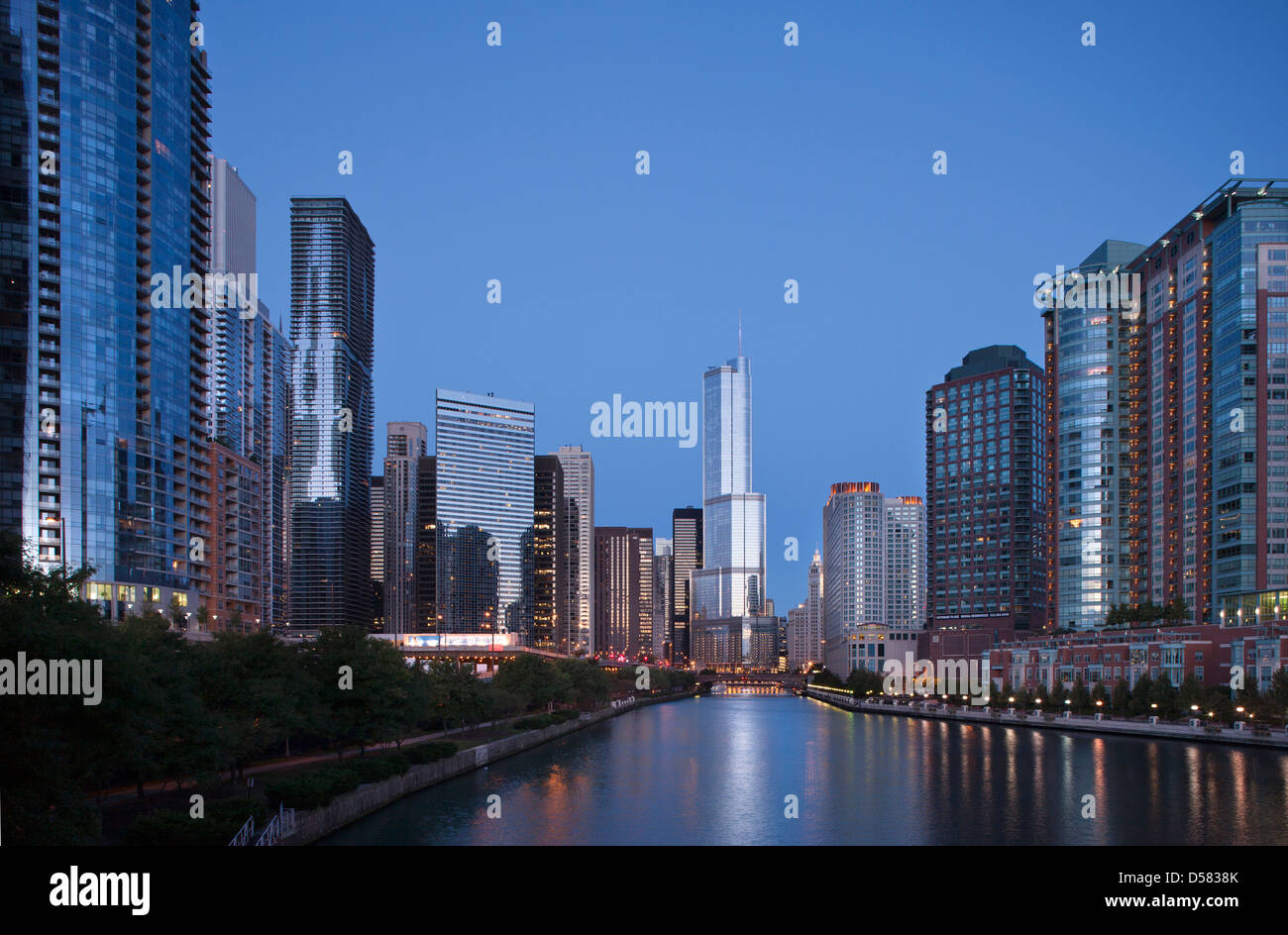 CHICAGO RIVER WALK THE LOOP DOWNTOWN SKYLINE CHICAGO ILLINOIS USA Stock ...