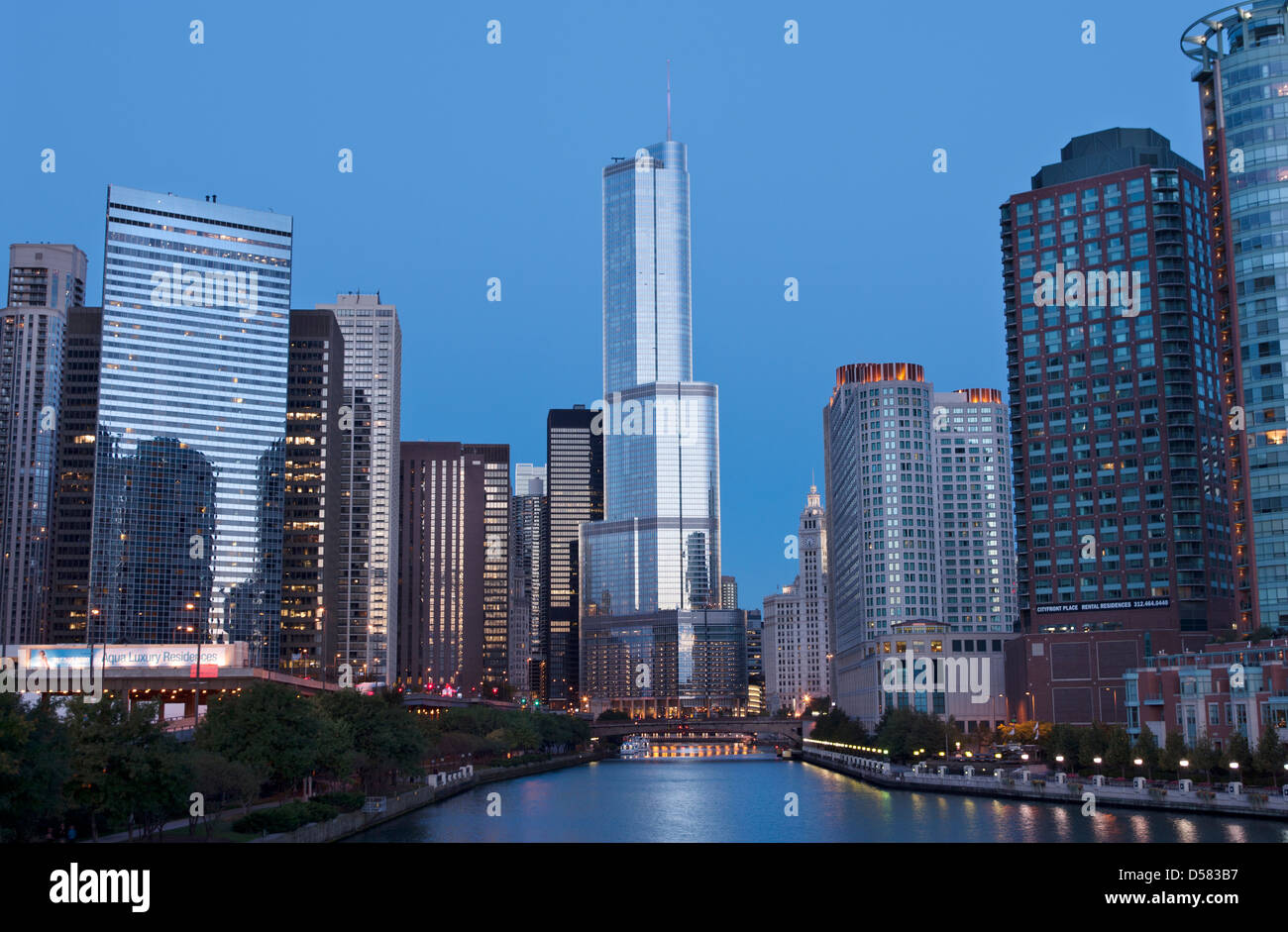 CHICAGO RIVER WALK THE LOOP DOWNTOWN SKYLINE CHICAGO ILLINOIS USA Stock ...