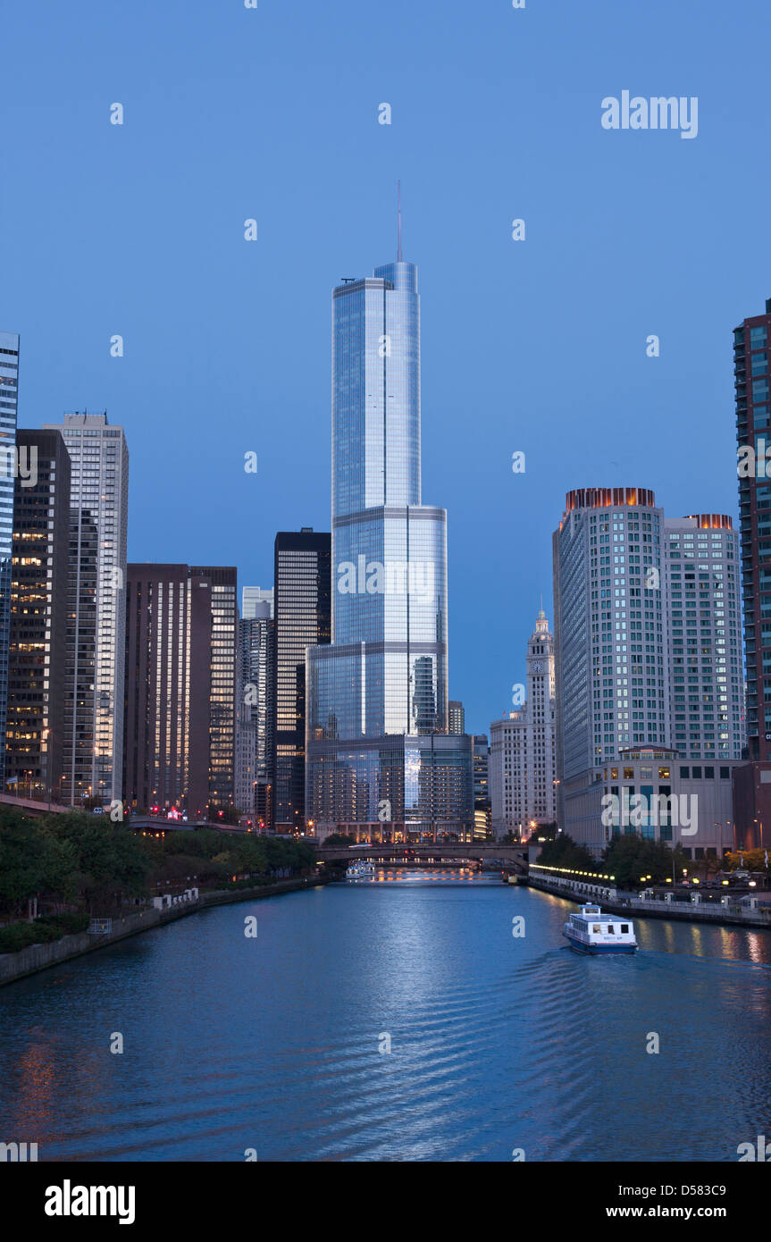 CHICAGO RIVER WALK THE LOOP DOWNTOWN SKYLINE CHICAGO ILLINOIS USA Stock ...