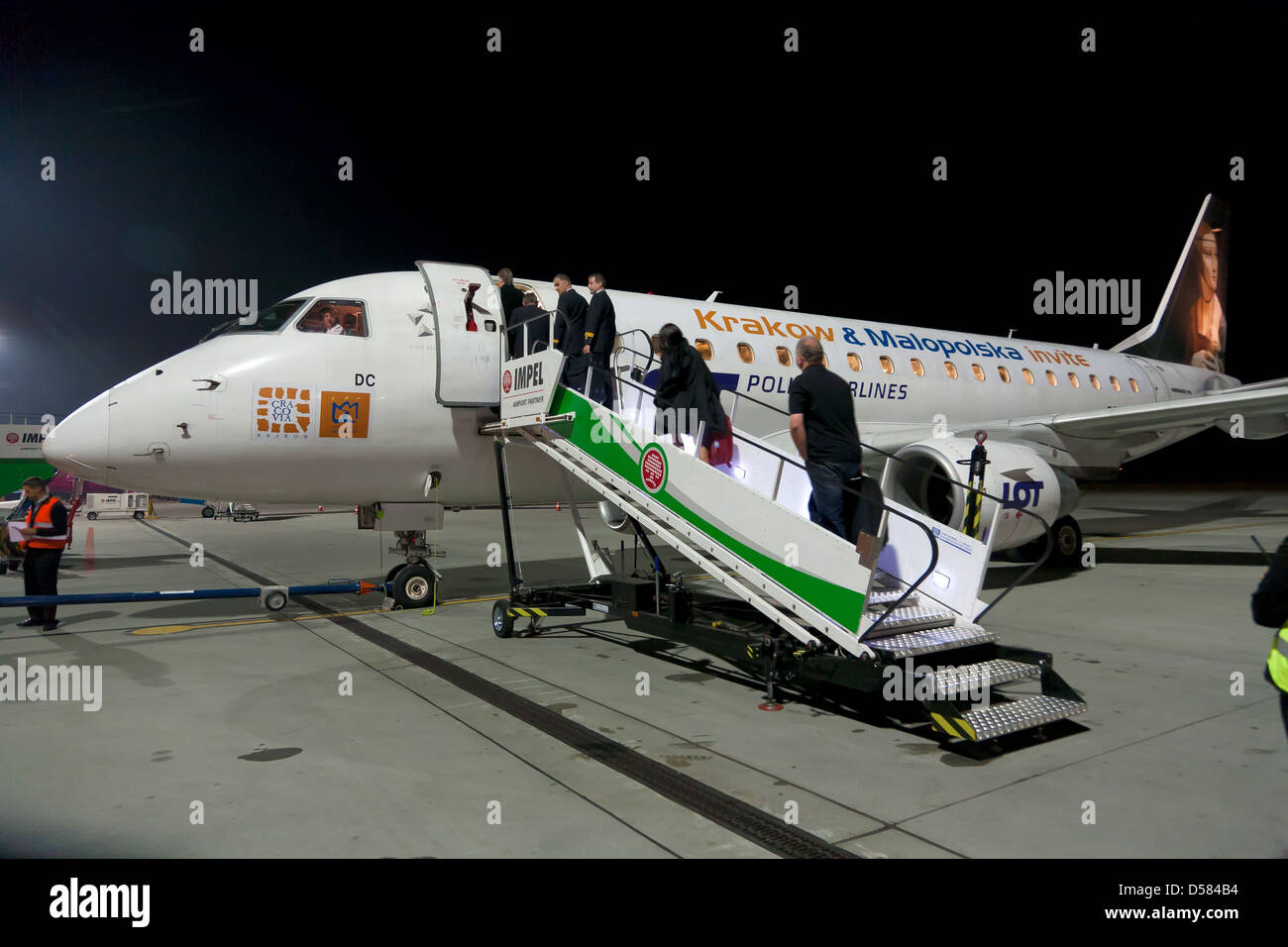 Passengers boarding aircraft hi-res stock photography and images - Alamy