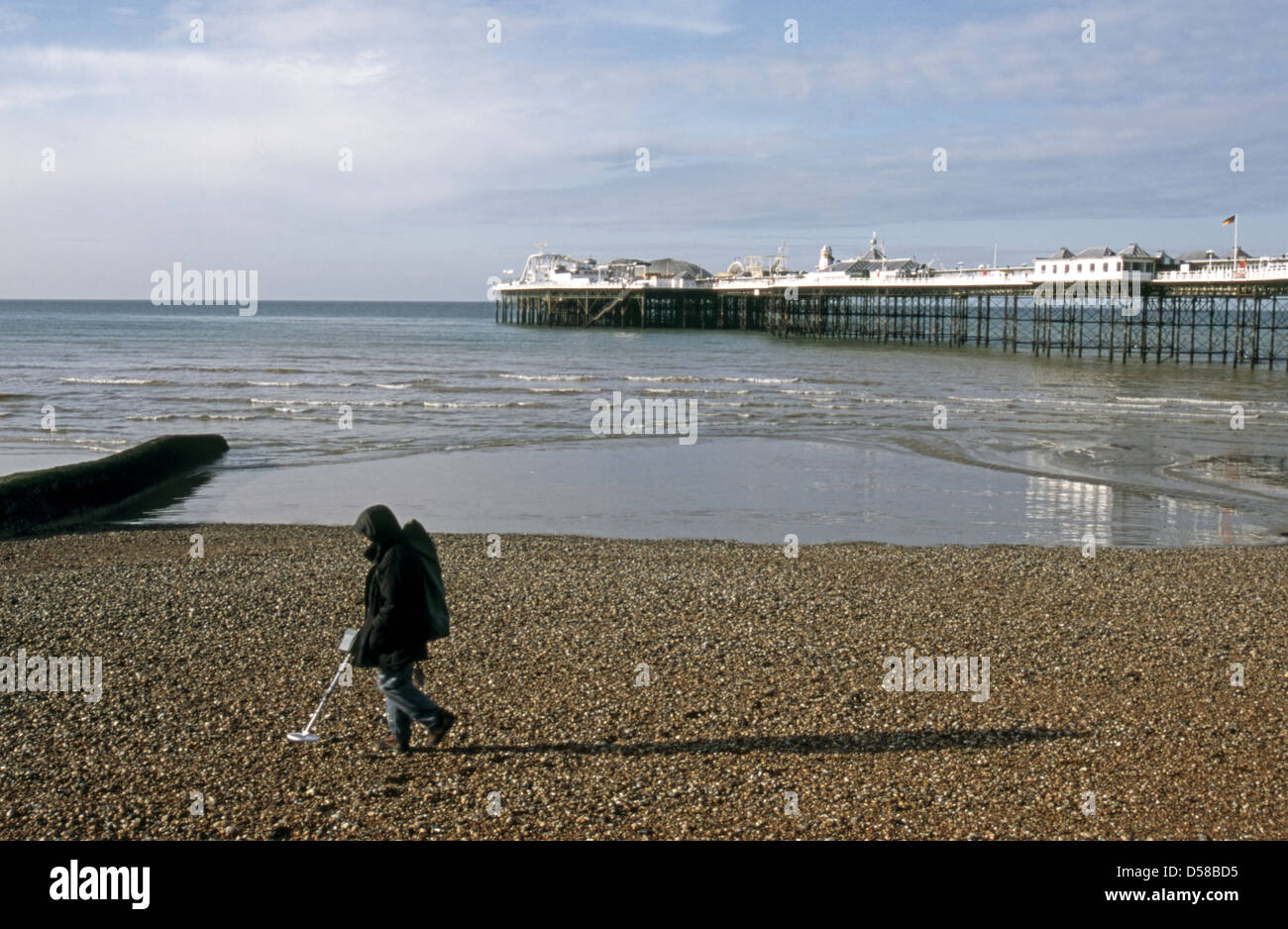 A scans Brighton beach with a metal detector Stock Photo