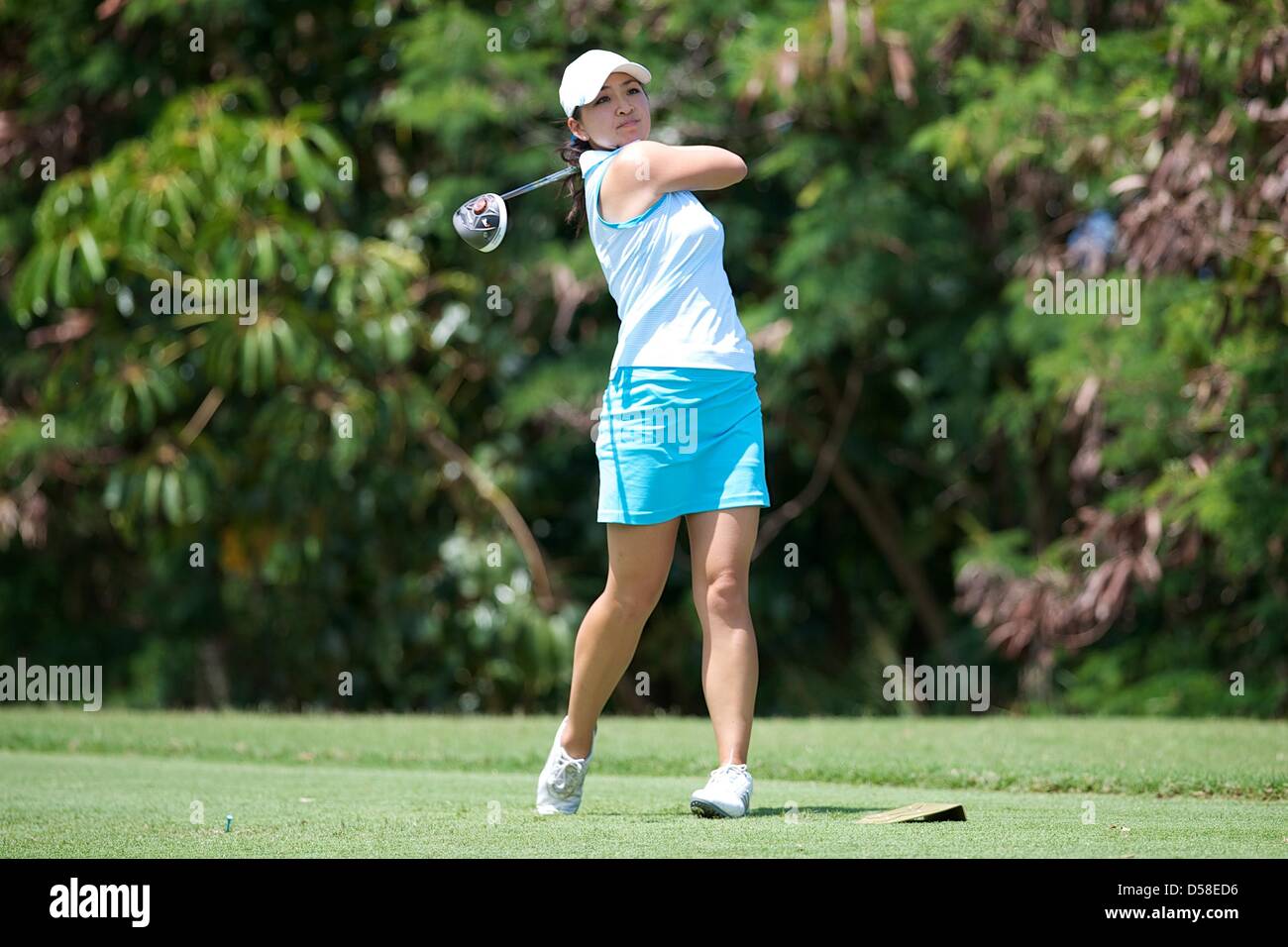 Kapalua, Hawaii, USA. 25th March 2013. Tiffany Lua of UCLA tees off during the 2013 Anuenue Spring Break Classic hosted by University of Hawaii at the Kapalua Bay Course on the island of Maui. Credit: Cal Sport Media / Alamy Live News Stock Photo