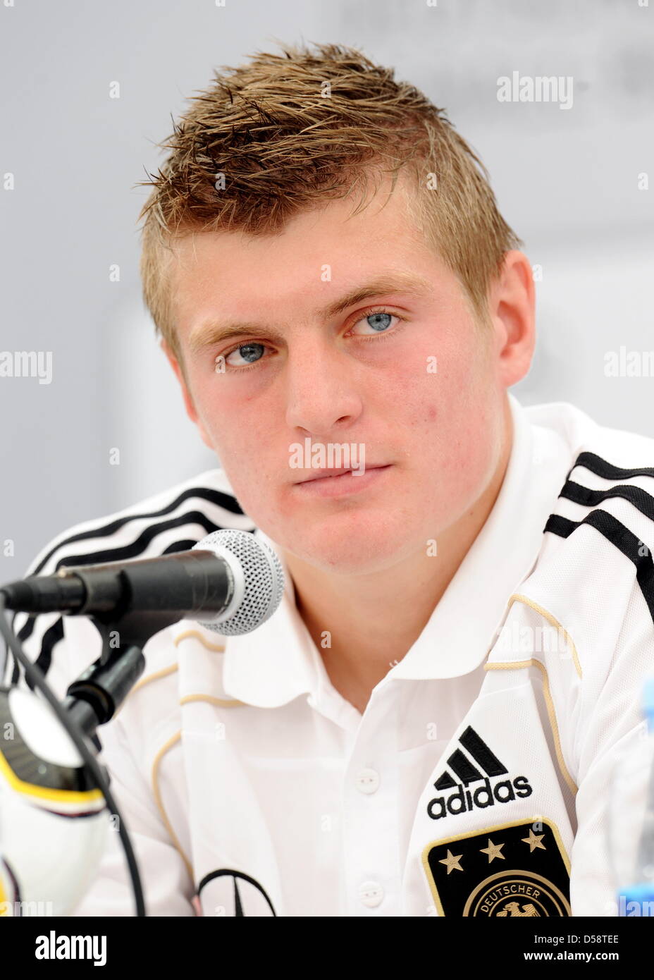 German international Toni Kroos pictured at a press conference of the German Football Association (DFB) in Eppan, Italy, 23 May 2010. The German national team prepares for the upcoming FIFA World Cup 2010 in South Africa in a training camp in Eppan, South Tirol until 02 June 2010. Photo: BERND WEISSBROD Stock Photo
