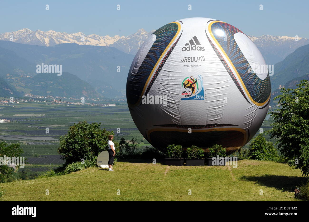 Ein acht Meter großer WM-Ball mit dem Namen Jabulani steht am Montag (24.05.2010) in Eppan (Südtirol/Italien). Nach Angaben des Südtiroler Fremdenverkehrsverbandes steht damit der größte WM Ball der Welt vor den Toren des Quartiers der deutschen Fußball-Nationalmannschaft in Eppan. Die deutsche Fußball-Nationalmannschaft bereitet sich in einem Trainingslager bis zum 02.06.2010 in E Stock Photo