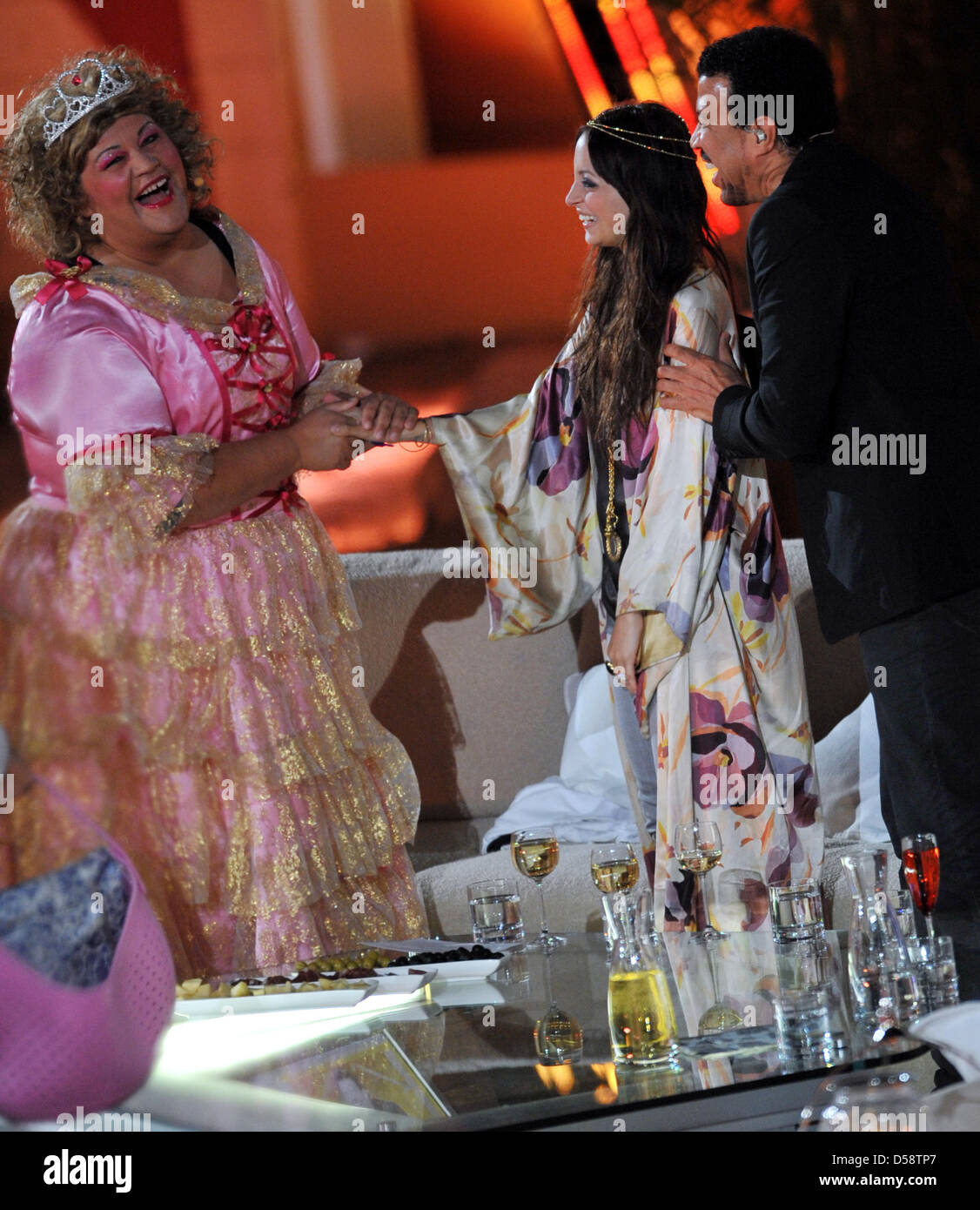 Comedian Cindy aus Marzahn (L), Nicole Richie and her father Lionel ...