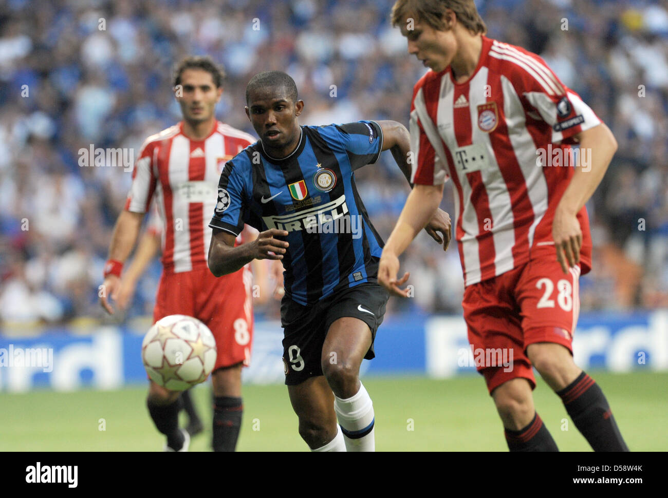 Bayern's Hamit Altintop (L) and Holger Badstuber (R) fight for the ball with Inter's Samuel Eto'o shown in action during the UEFA Champions League final FC Bayern Munich vs FC Internazionale Milano at Santiago Bernabeu stadium in Madrid, Spain, 22 May 2010. Inter defeated Bayern Munich 2-0 and won the 2010 Champions League. Photo: Andreas Gebert Stock Photo