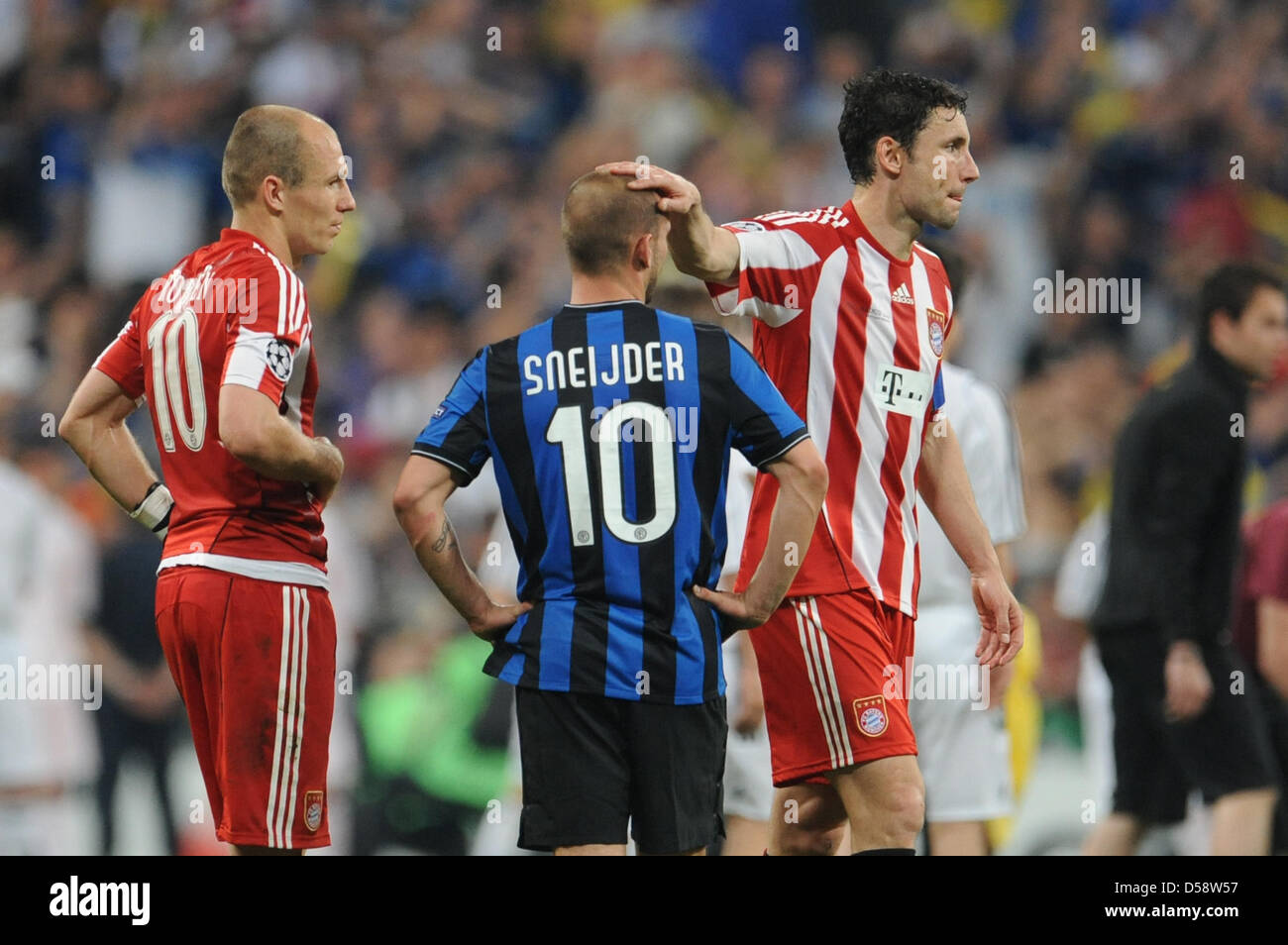Bayern's Arjen Robben (L) and Mark van Bommel (R) talk to