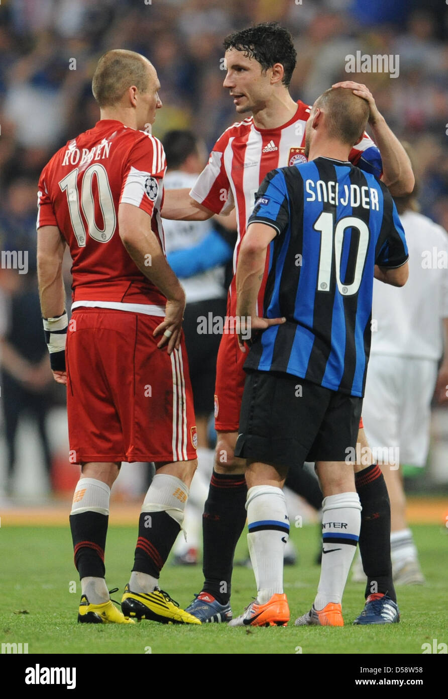 Bayern's Arjen Robben (L) and Mark van Bommel (C) talk to