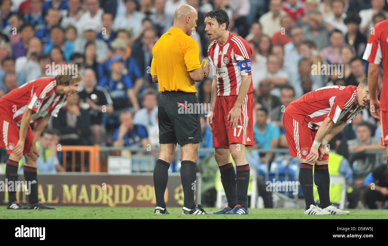 Bayern's Mark van Bommel (C R) discusses with English referee Howard Webb  (C L) during the UEFA Champions League final FC Bayern Munich vs FC  Internazionale Milano at Santiago Bernabeu stadium in
