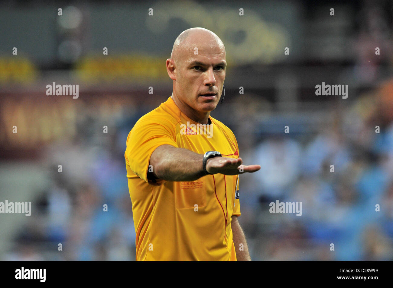 England's referee Howard Webb gives instructions during the UEFA Champions League final FC Bayern Munich vs FC Internazionale Milano at Santiago Bernabeu stadium in Madrid, Spain, 22 May 2010. Bayern Munich lost the match 0-2. Photo: Peter Kneffel Stock Photo