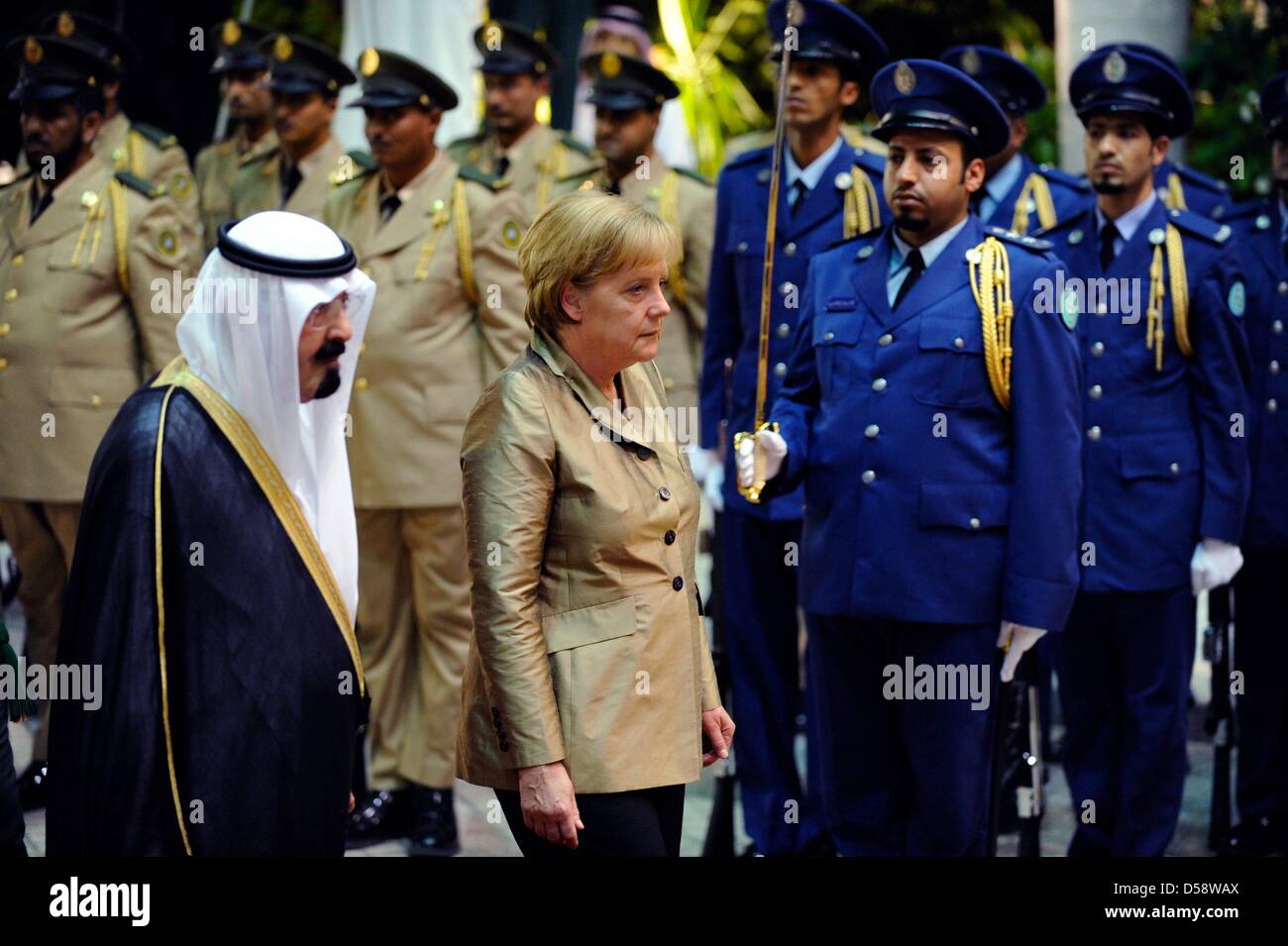 Bundeskanzlerin Angela Merkel (CDU) wird am Dienstag (25.05.2010) vor dem Palast des Königs in Djidda (Saudi-Arabien) vom König Abdullah (l) mit militärischen Ehren empfangen. Bis Donnerstag (27.05.2010) besucht sie vier der sechs Staaten des Golfkooperationsrats (GCC). Ziel des Besuches dieser ölexportierenden Länder ist die Förderung der Wirtschaftsbeziehungen und der politische  Stock Photo