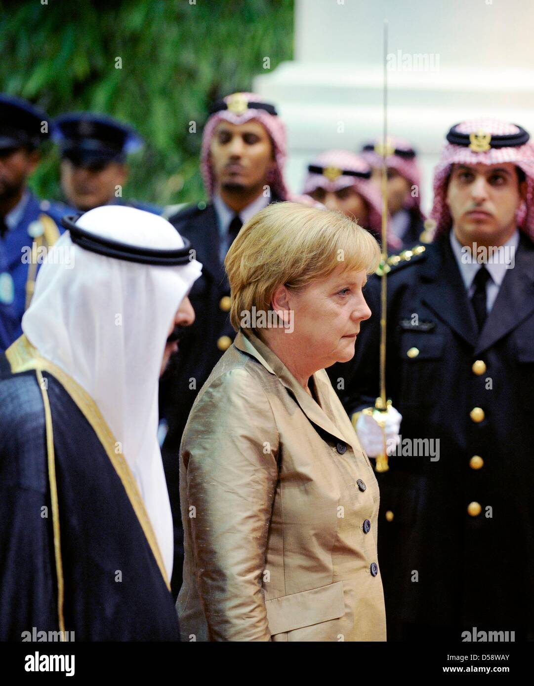 Bundeskanzlerin Angela Merkel (CDU) wird am Dienstag (25.05.2010) vor dem Palast des Königs in Djidda (Saudi-Arabien) vom König Abdullah (l) mit militärischen Ehren empfangen. Bis Donnerstag (27.05.2010) besucht sie vier der sechs Staaten des Golfkooperationsrats (GCC). Ziel des Besuches dieser ölexportierenden Länder ist die Förderung der Wirtschaftsbeziehungen und der politische  Stock Photo