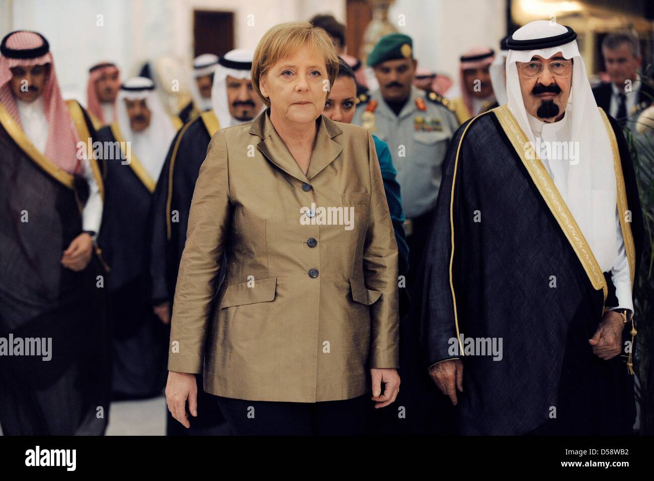 Bundeskanzlerin Angela Merkel (CDU) geht am Dienstag (25.05.2010) im Palast des Königs in Djidda (Saudi-Arabien) mit König Abdullah (r). Bis Donnerstag (27.05.2010) besucht sie vier der sechs Staaten des Golfkooperationsrats (GCC). Ziel des Besuches dieser ölexportierenden Länder ist die Förderung der Wirtschaftsbeziehungen und der politische Austausch. Foto: Rainer Jensen dpa Stock Photo