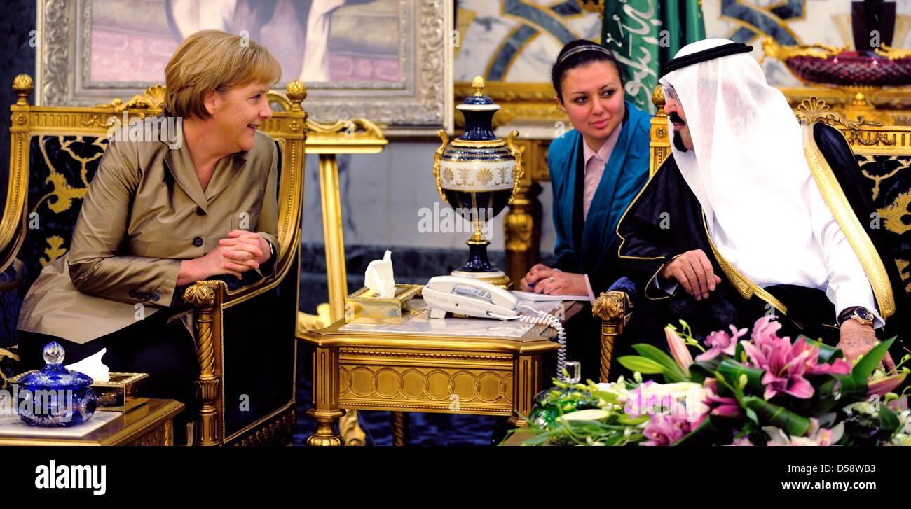 Bundeskanzlerin Angela Merkel (CDU, l) spricht am Dienstag (25.05.2010) im Palast des Königs in Djidda (Saudi-Arabien) mit König Abdullah (r). Bis Donnerstag (27.05.2010) besucht sie vier der sechs Staaten des Golfkooperationsrats (GCC). Ziel des Besuches dieser ölexportierenden Länder ist die Förderung der Wirtschaftsbeziehungen und der politische Austausch. Foto: Rainer Jensen dp Stock Photo