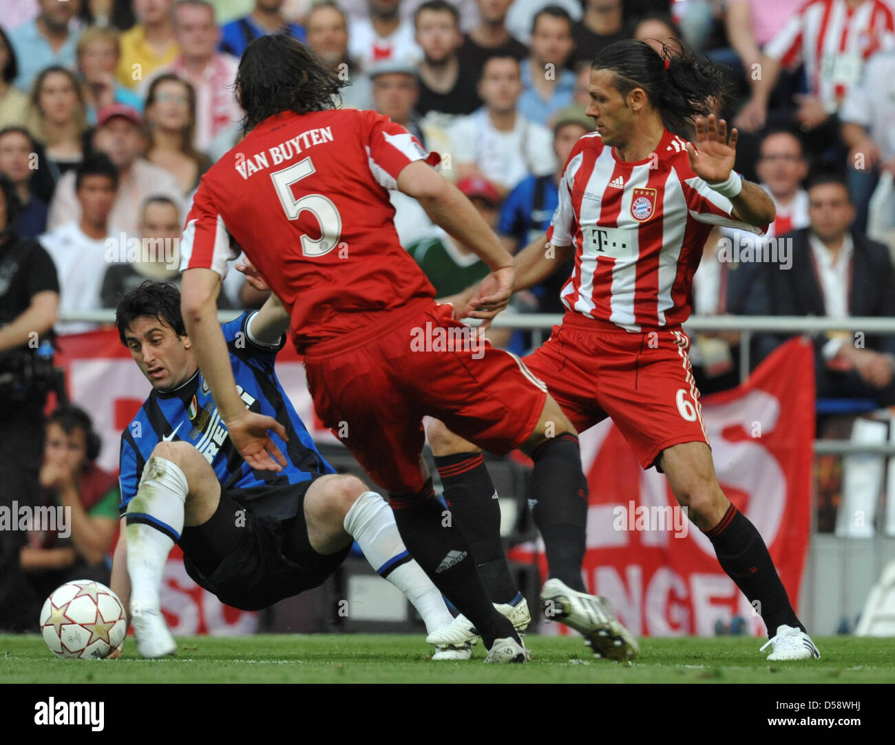 Bayern Munich's Martin Demichelis (R) and Internazionale's Diego Milito (L)  vie for the ball during UEFA Champions League final match FC Bayern Munich  Vs Inter Milan at Bernabeu stadium of Madrid, Spain,