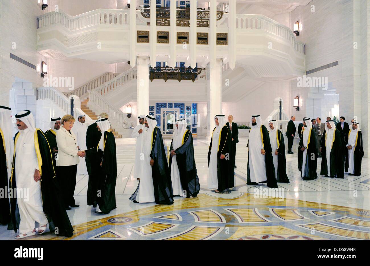 Bundeskanzlerin Angela Merkel (CDU) begrüßt am Mittwoch (26.05.2010) im Palast des Emirs in Doha (Katar) Delegationen des Landes. Bis Donnerstag (27.05.) besucht Merkel vier der sechs Staaten des Golfkooperationsrats (GCC). Ziel des Besuches dieser ölexportierenden Länder ist die Förderung der Wirtschaftsbeziehungen und der politische Austausch. Foto: Rainer Jensen dpa Stock Photo