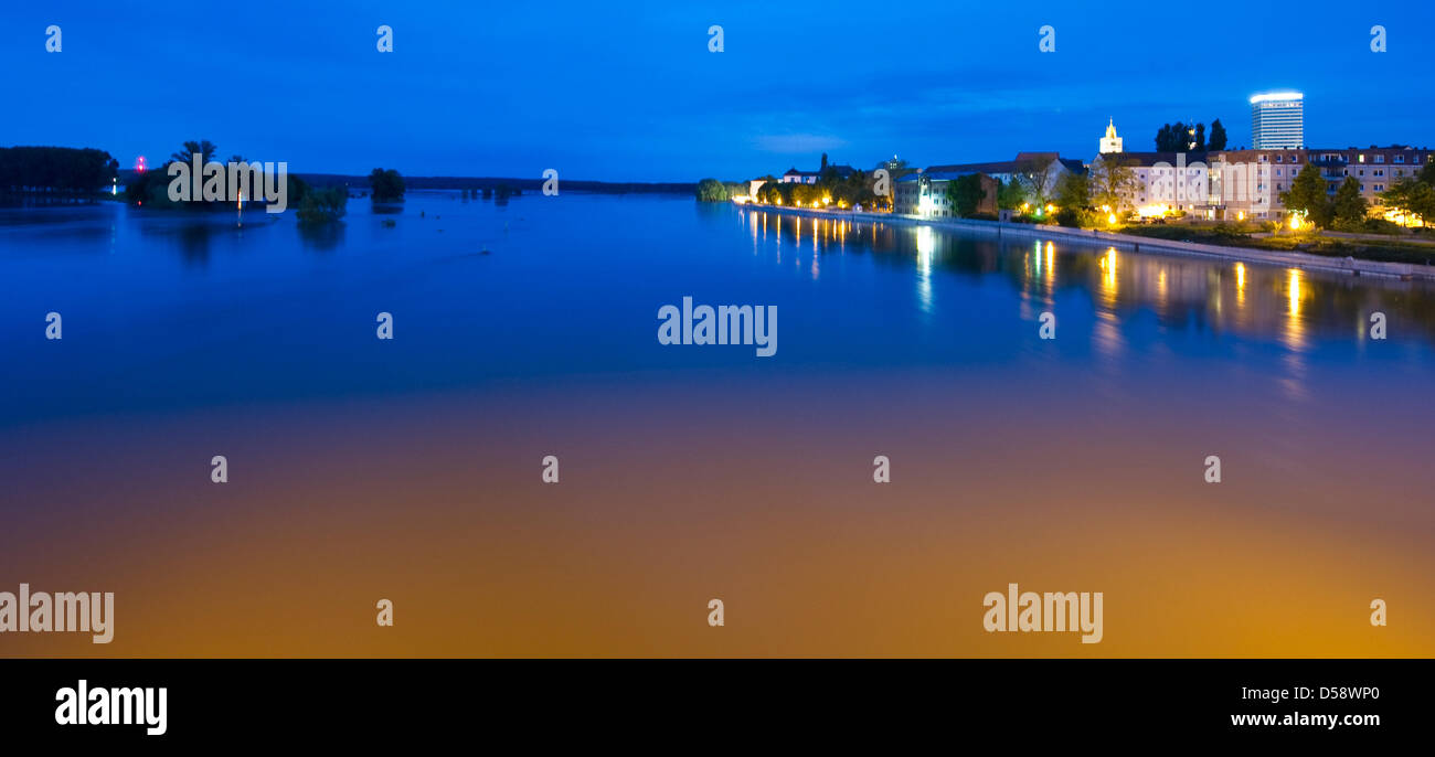 The high water German-Polish border river Oder pictured in Frankfurt ...