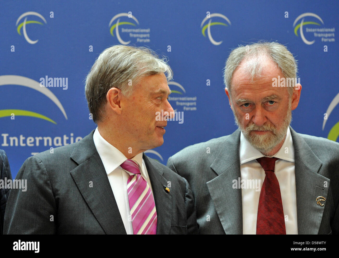 German President Horst Koehler (L) and ITF secretary general Jack Short pictured at the International Transport Forum (ITF) in Leipzig, Germany, 27 May 2010. Transport Ministers from 52 member states of the OECD (Organisation for Economic Co-operation and Development) met for a joint consultation on the second day of the forum with the title 'Transport & Innovation: Unleashing the  Stock Photo