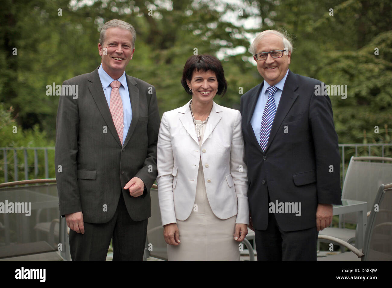 German Economy Minister Rainer Bruederle (R), his Austrian counterpart Reinhold Mittellehner (L) and Swiss Economy Minister Doris Leuthard stand together for a group photo outside Hotel Favourit in Mainz, Germany, 28 May 2010. The economy ministers of the three countreis hold their traditional annual conference on 28 and 29 May. It is the 32nd meeting of this kind. Photo: FREDRIK V Stock Photo