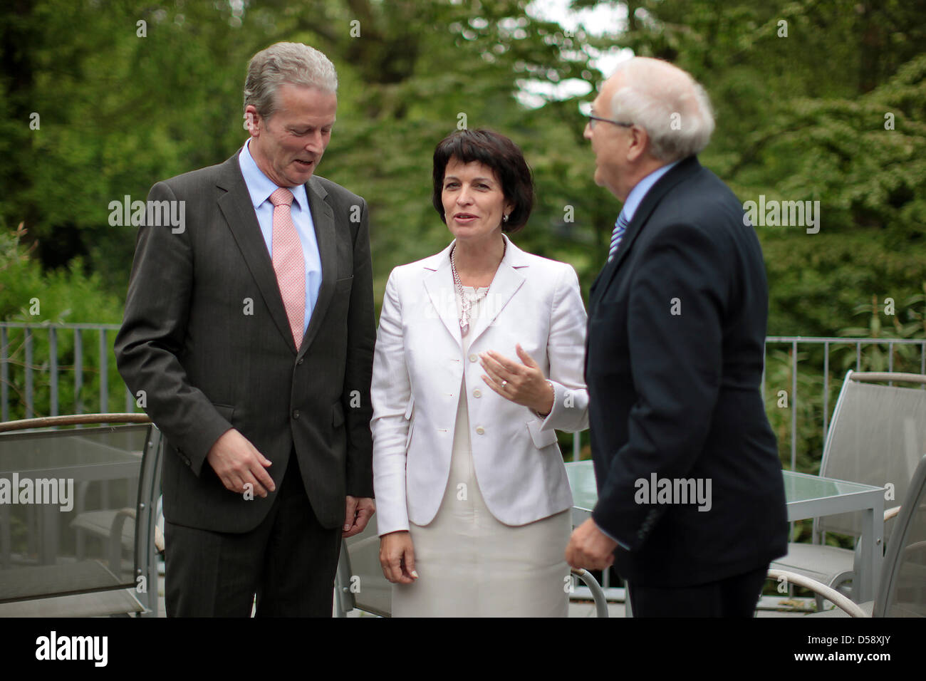 German Economy Minister Rainer Bruederle (R), his Austrian counterpart Reinhold Mittellehner (L) and Swiss Economy Minister Doris Leuthard stand together for a group photo outside Hotel Favourit in Mainz, Germany, 28 May 2010. The economy ministers of the three countreis hold their traditional annual conference on 28 and 29 May. It is the 32nd meeting of this kind. Photo: FREDRIK V Stock Photo