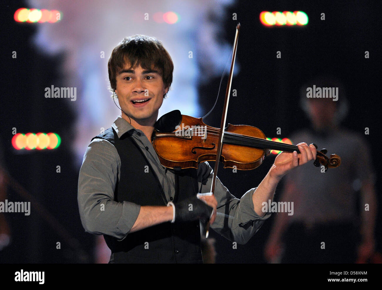 Alexander Rybak from Norway, winner of the 2009 edition of the Eurovision Song Contest, performs during the first dress-rehearsal of the Eurovision Song Contest Final in Oslo, Norway, 28 May 2010. Photo: Jörg Carstensen dpa  +++(c) dpa - Bildfunk+++ Stock Photo