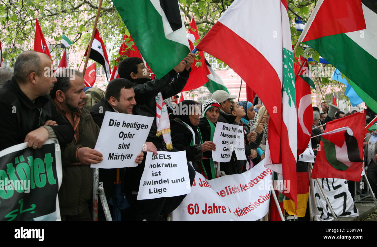 Mehrere hundert Menschen demonstrieren am Dienstag (01.06.2010) nahe des Auswärtigen Amtes in Berlin gegen den Angriff Israels auf Hilfsschiffe für die  Palästinenser. Zu der Protestkundgebung kamen laut Polizei rund 750 Menschen. Viele schwenkten türkische und palestinensische Fahnen.  Zu den Unterstützern der Demonstration gehörten die sogenannte Antifaschistische Linke und kurdi Stock Photo
