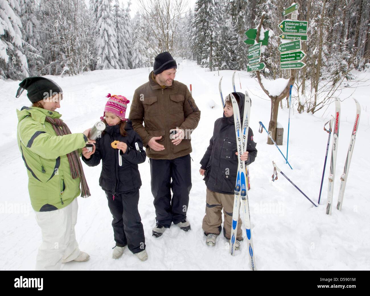 Winter tourists take a break during their crosscountry skiing trip near Neustadt am Rennsteig