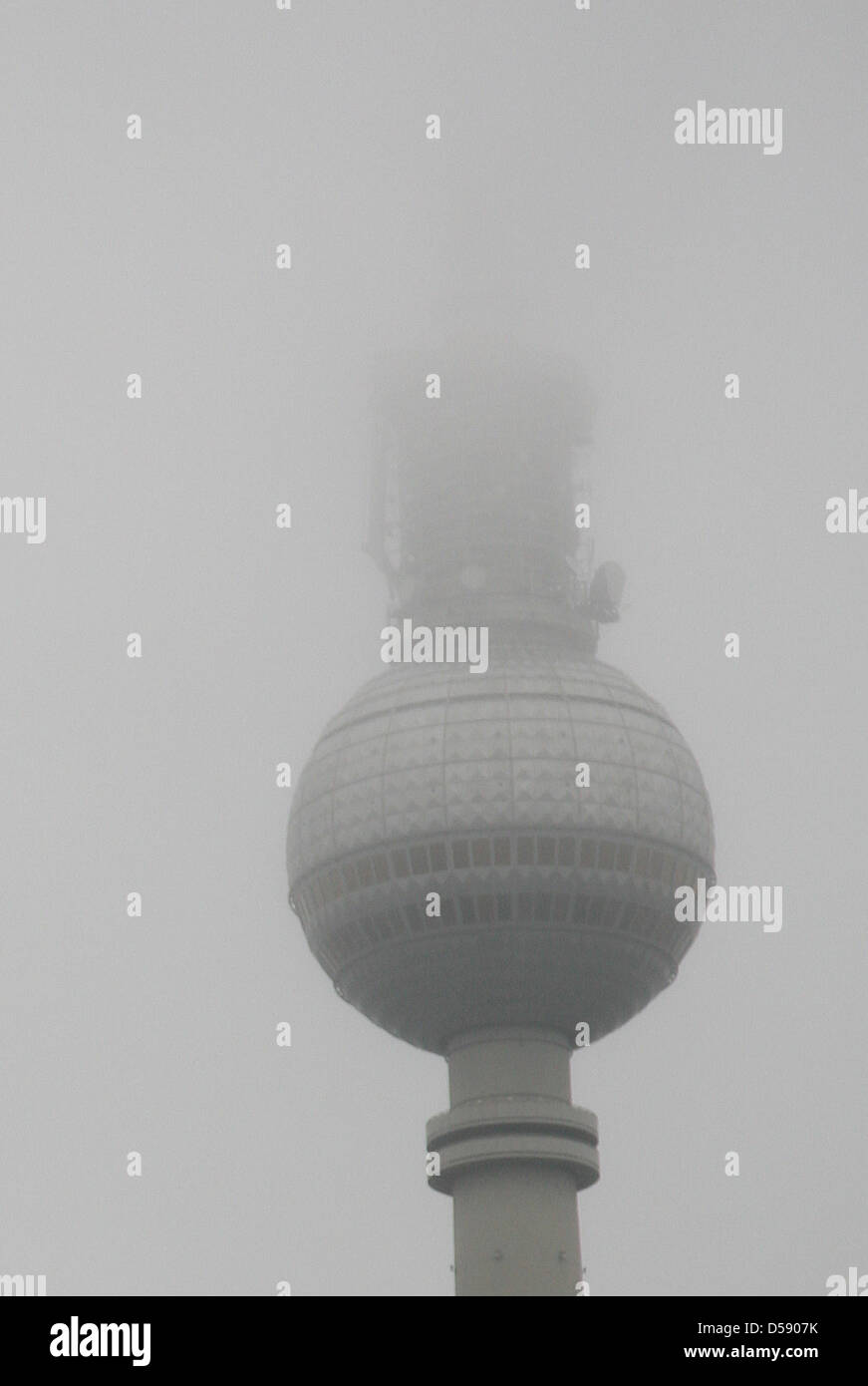 Der Fernsehturm auf dem Berliner Alexanderplatz ist am Montag (31.05.2010) im Nebel kaum zu erkennen. Das Wetter in der Hauptstadt soll erst in der zweiten Wochenhälfte besser werden. Foto: Christine Cornelius dpa Stock Photo
