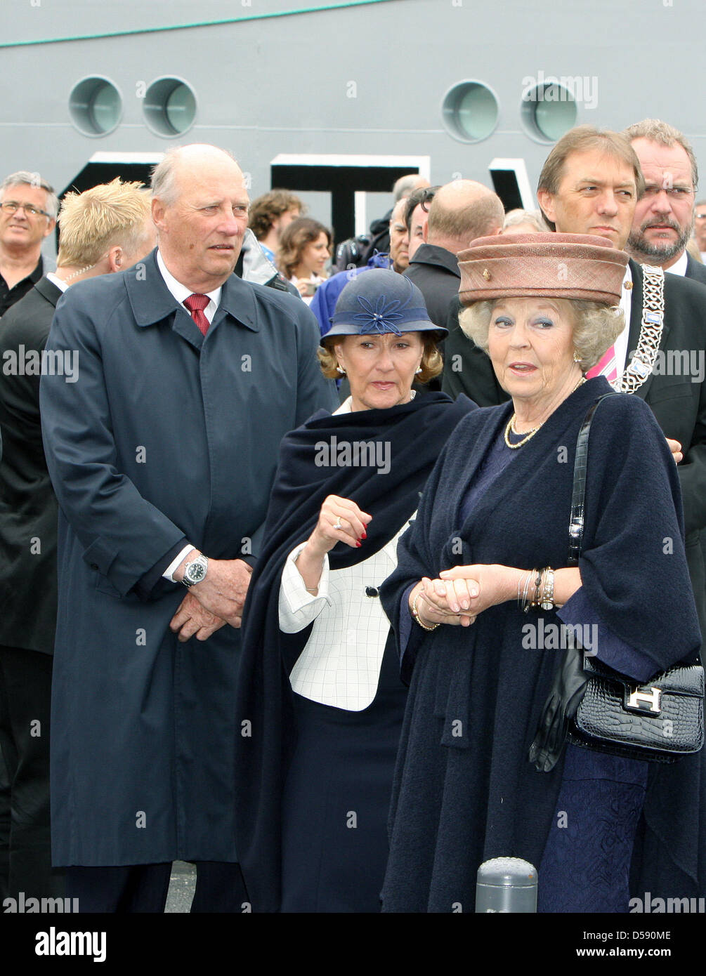 Queen Beatrix of the Netherlands (R) meets with Queen Sonja (C) and King Harald of Norway (L) in the city of Bergen, Norway, 03 June 2010. It is the last day of Dutch Queen Beatrix's three-day state visit to Norway. Photo: Albert Philip van der Werf (NETHERLANDS OUT) Stock Photo