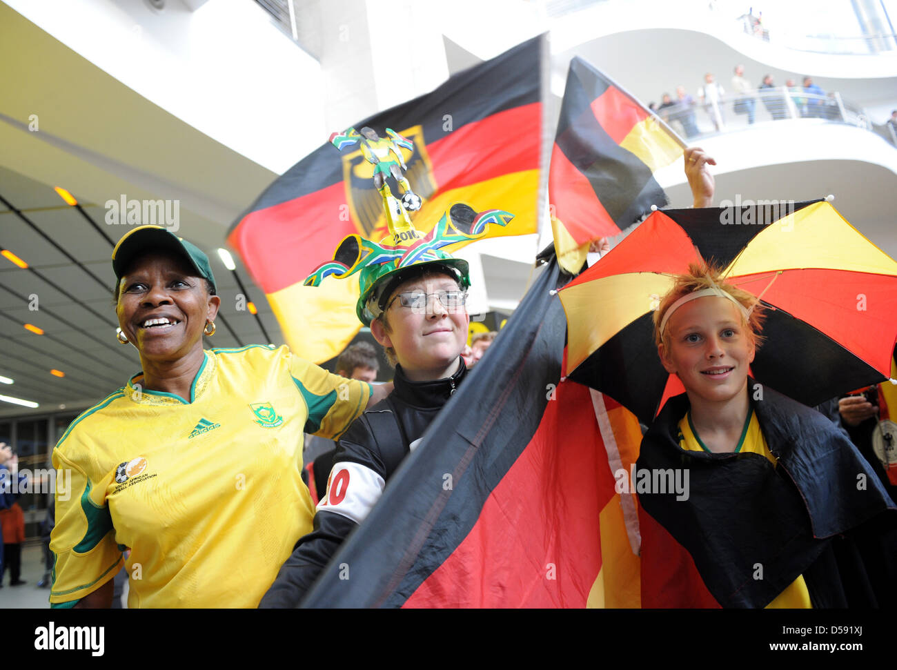 Pupils of German School Pretoria celebrate the arrival of the German team at the airport Johannesburg, South Africa, 07 June 2010. The German national team arrived in the morning in Johannesburg, South Africa, 07 June 2010. Photo: MARCUS BRANDT Stock Photo