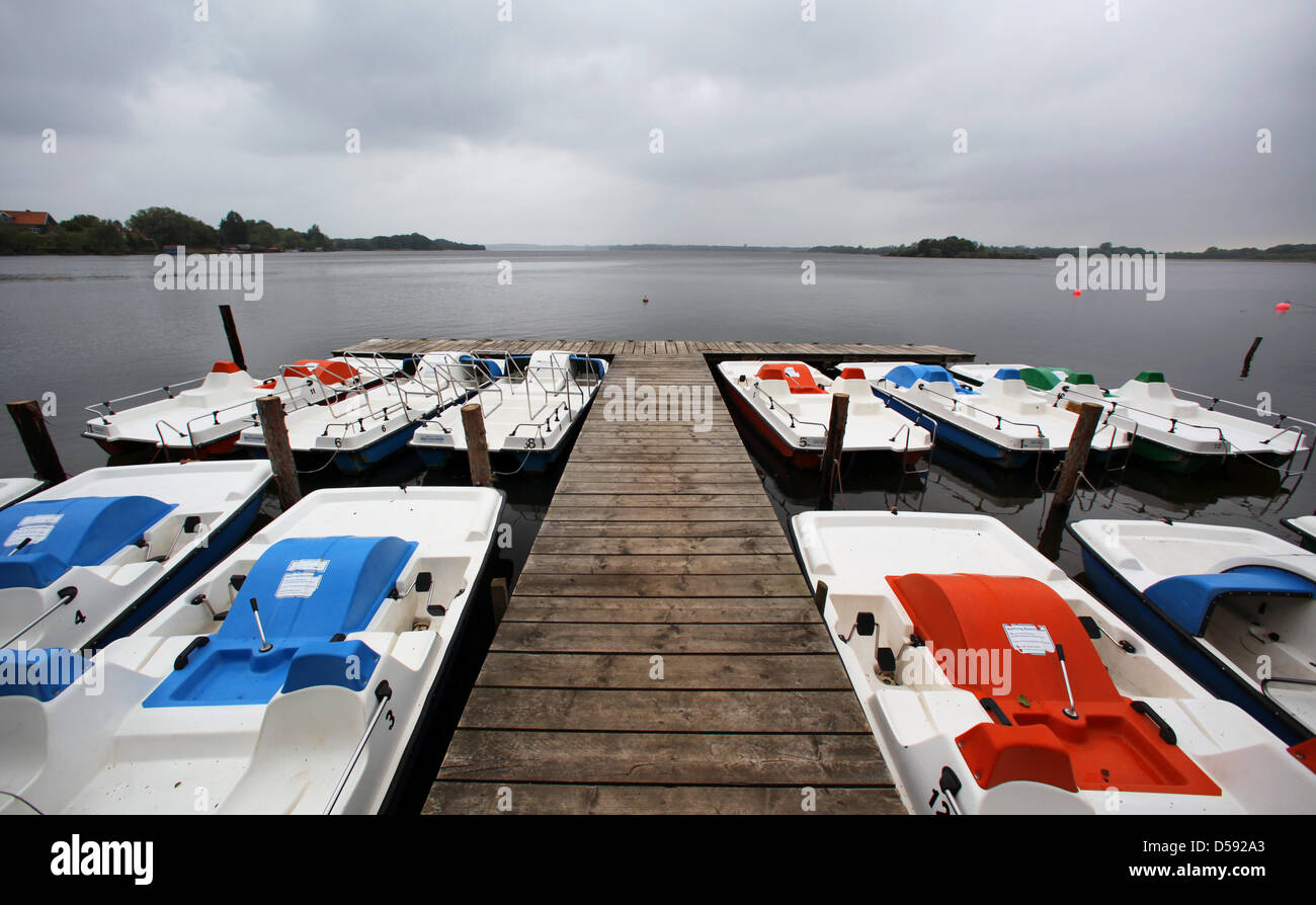 Paddleboats are tied to the jetty on Lake Schaal in Zarrentin, Germany, 7 June 2010. Temperatures just above ten degrees Celsius dominate the weather in northern Germany. However, meteorologists expect the weather to reach summery temperatures half way through the rest of the week.  Photo: JENS BÜTTNER Stock Photo