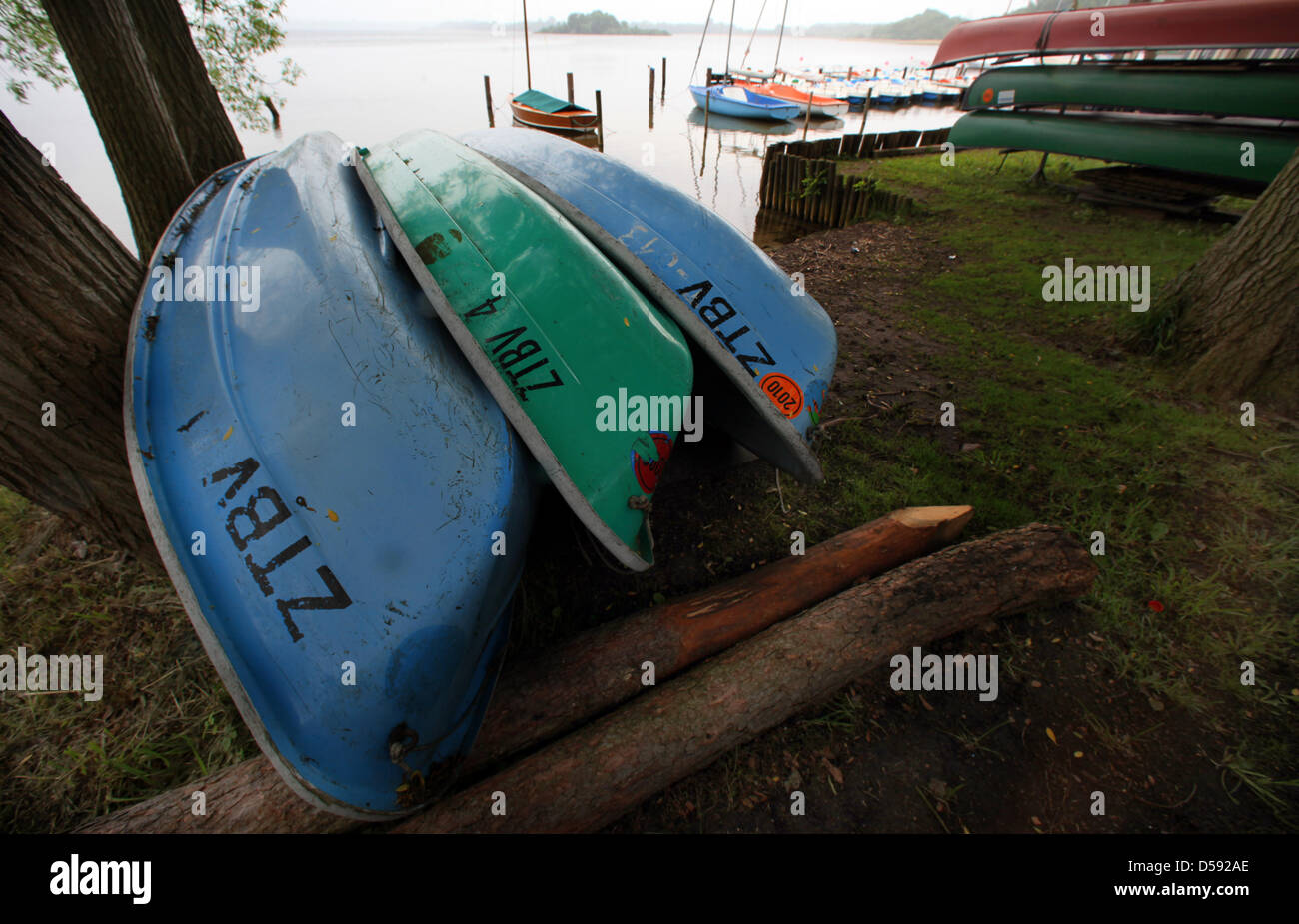 Paddleboats lie on the shore of Lake Schaal in Zarrentin, Germany, 7 June 2010. Temperatures just above ten degrees Celsius dominate the weather in northern Germany. However, meteorologists expect the weather to reach summery temperatures of up to 30 degrees Celsius half way through the rest of the week.  Photo: JENS BÜTTNER Stock Photo