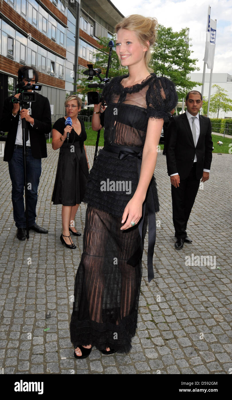 Super model Toni Garrn poses for photographers prior to Unicef Gala in ...