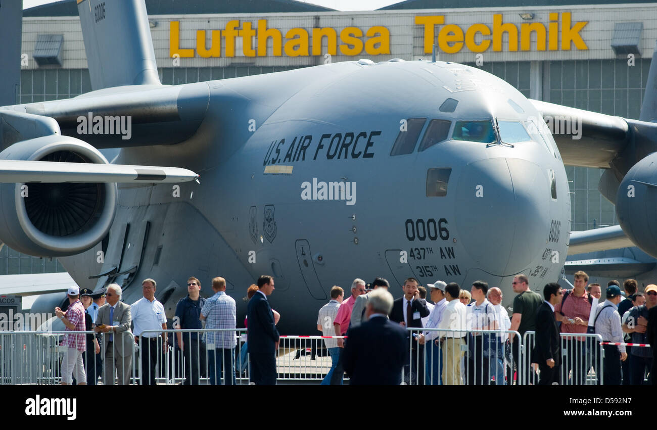 Visitors walk passed a military plane of the type C-17 of the US Air Force during the opening of the International Aerospace Exhibition (ILA) at airport Berlin-Schoenefeld, Germany, 08 June 2010. The ILA is open in Germany's capitol until 13 June 2010. Photo: PATRICK PLEUL Stock Photo