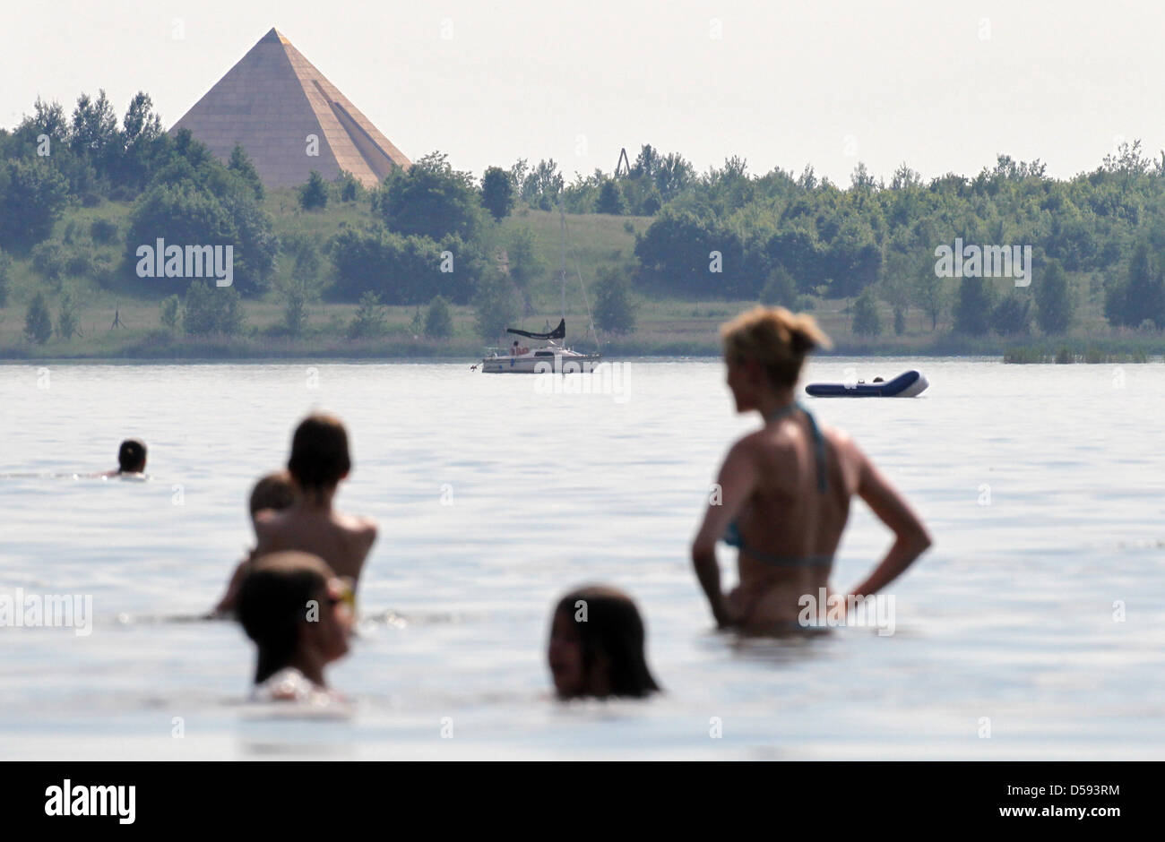 People refresh themselves at 28 degrees Celsius in Cospudener Lake near Leipzig, Germany, 10 June 2010. Photo: Jan Woitas Stock Photo