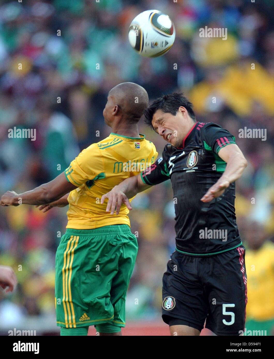 Katlego Mphela (L) of South Africa vies with Ricardo Osorio of Mexico during the 2010 FIFA World Cup opening match at Soccer City stadium in Johannesburg, South Africa 11 June 2010. Photo: Ronald Wittek dpa Please refer to http://dpaq.de/FIFA-WM2010-TC  +++(c) dpa - Bildfunk+++ Stock Photo