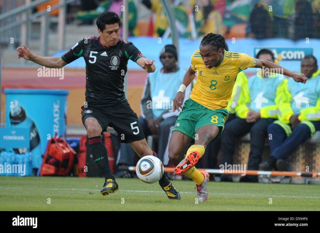 Siphiwe Tshabalala (R) of South Africa vies with Ricardo Osorio of Mexico during the 2010 FIFA World Cup opening match at Soccer City stadium in Johannesburg, South Africa 11 June 2010. Photo: Ronald Wittek dpa Please refer to http://dpaq.de/FIFA-WM2010-TC  +++(c) dpa - Bildfunk+++ Stock Photo