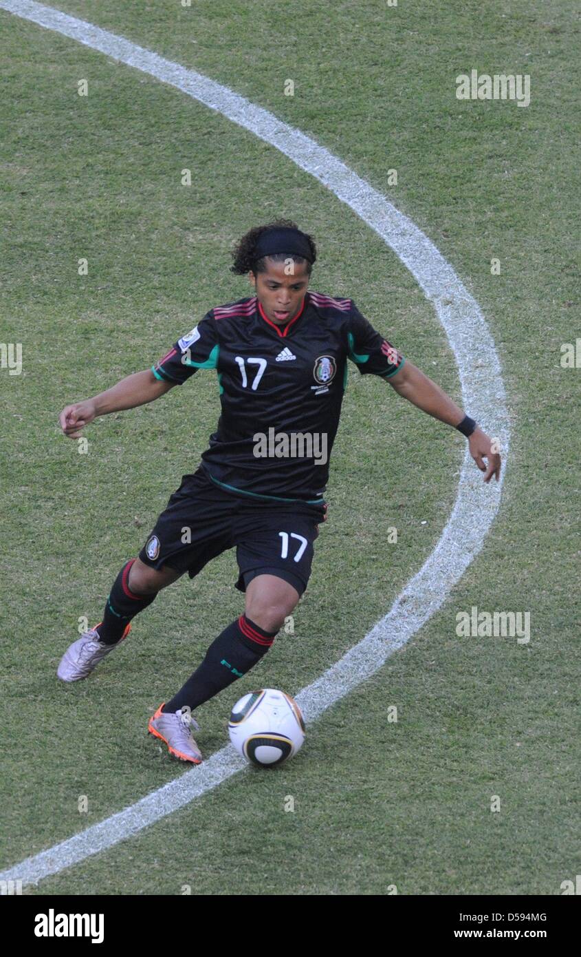 Mexico's Giovani dos Santos controls the ball during the opening match between South Africa and Mexico of the 2010 FIFA World Cup at Soccer City stadium in Johannesburg, South Africa 11 June 2010. Photo: Marcus Brandt dpa - Please refer to http://dpaq.de/FIFA-WM2010-TC Stock Photo