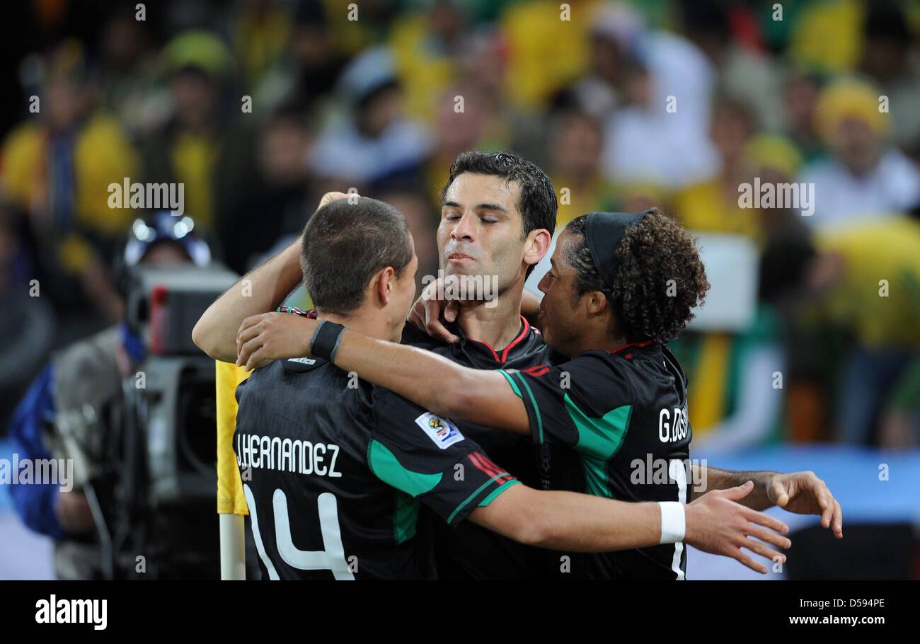 Mexico's Rafael Marquez (C) celebrates with teammates Giovani dos Santos (R) and Javier Hernandez after scoring the 1-1 during the opening match between South Africa and Mexico at the 2010 FIFA World Cup at Soccer City stadium in Johannesburg, South Africa 11 June 2010. Photo: Achim Scheidemann dpa - Please refer to http://dpaq.de/FIFA-WM2010-TC  +++(c) dpa - Bildfunk+++ Stock Photo