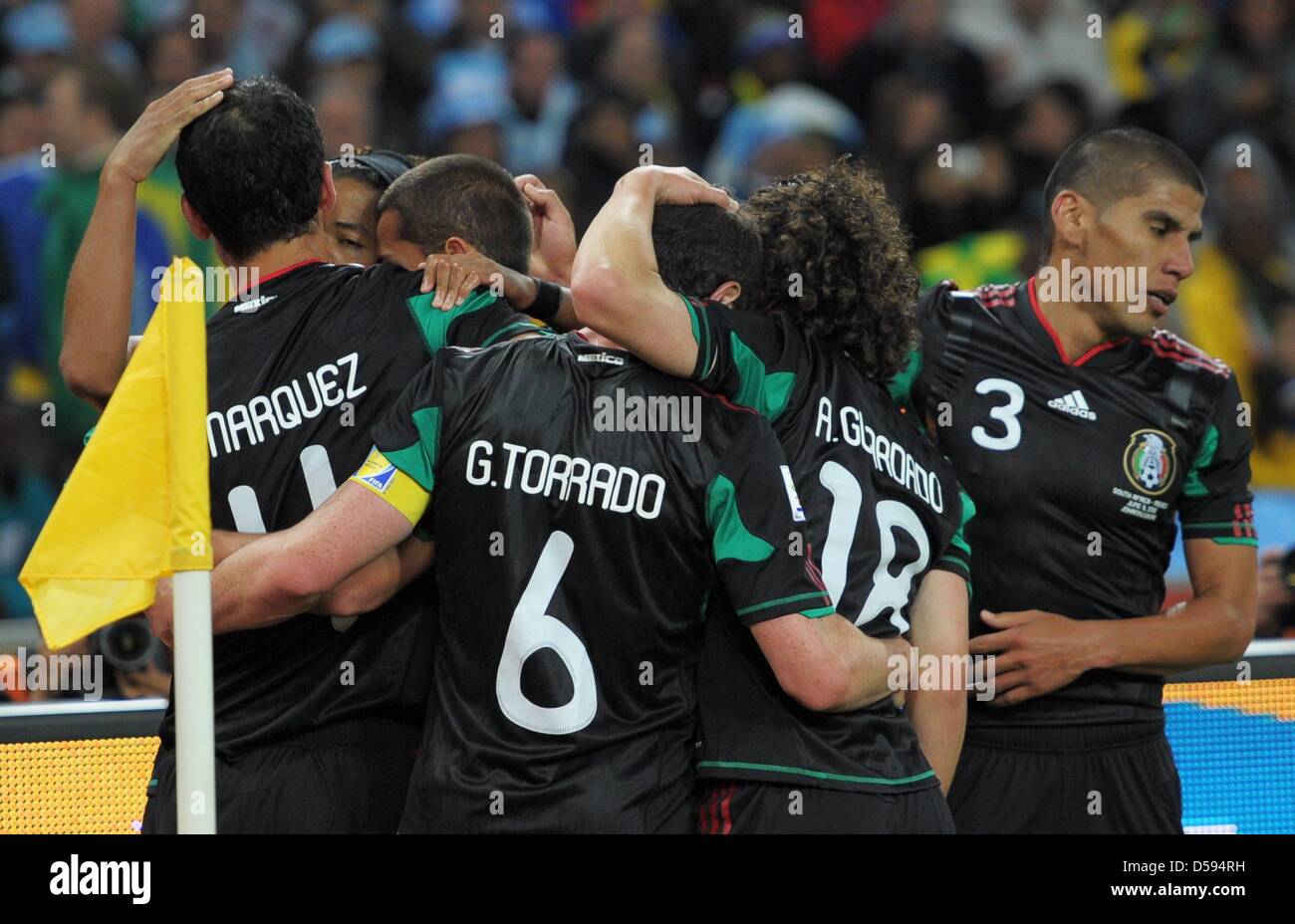 Mexican players celebrate after Rafael Marquez (L) scored the 1-1 equalizer during the 2010 FIFA World Cup opening match at Soccer City stadium in Johannesburg, South Africa 11 June 2010. Photo: Roland Wittek dpa http://dpaq.de/FIFA-WM2010-TC  +++(c) dpa - Bildfunk+++ Stock Photo