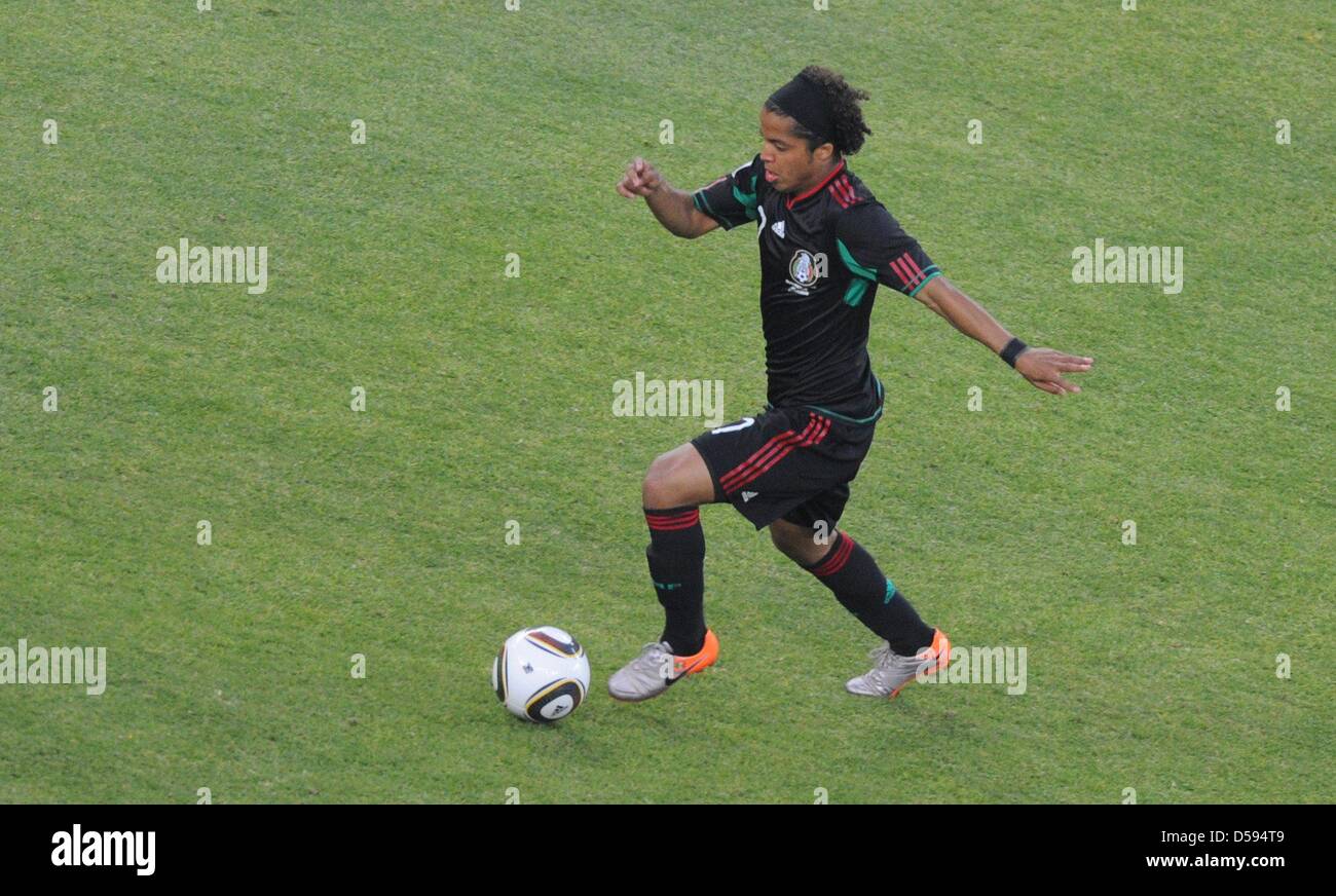 Mexico's Giovani dos Santos kicks the ball during the opening match between South Africa and Mexico at the 2010 FIFA World Cup at Soccer City stadium in Johannesburg, South Africa 11 June 2010. Photo: Marcus Brandt dpa - Please refer to http://dpaq.de/FIFA-WM2010-TC Stock Photo