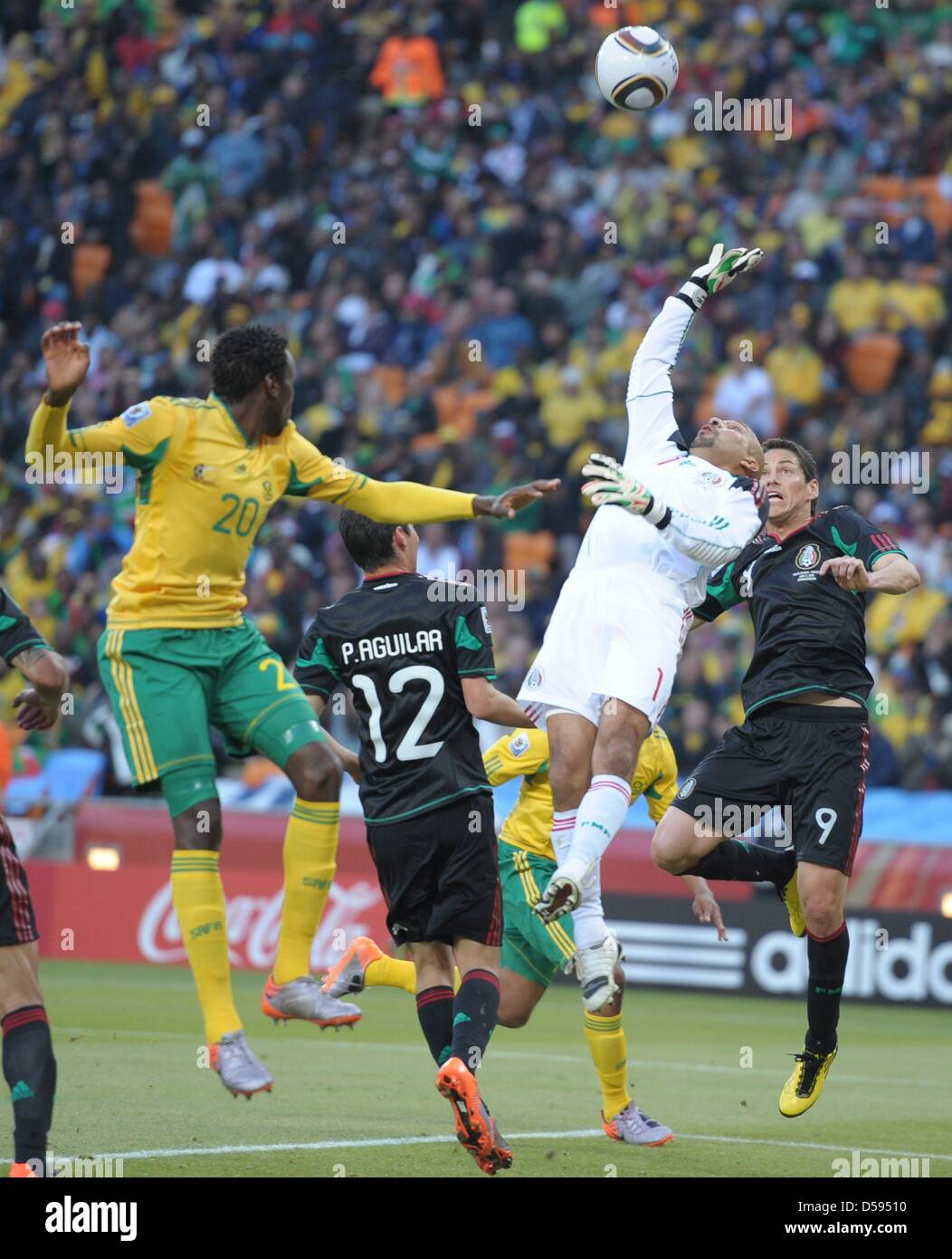 Mexico's Guillermo Franco (R-L), goalkeeper Oscar Perez and Paul Aguilar fight for the ball with Bongani Khumalo of South Africa during the 2010 FIFA World Cup opening match at Soccer City stadium in Johannesburg, South Africa 11 June 2010. Photo: Ronald Wittek dpa Please refer to http://dpaq.de/FIFA-WM2010-TC Stock Photo